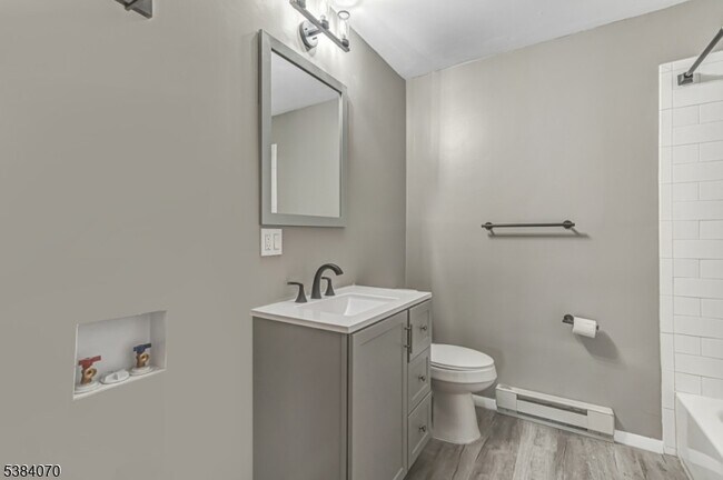 Building Photo - 807 Eves Dr