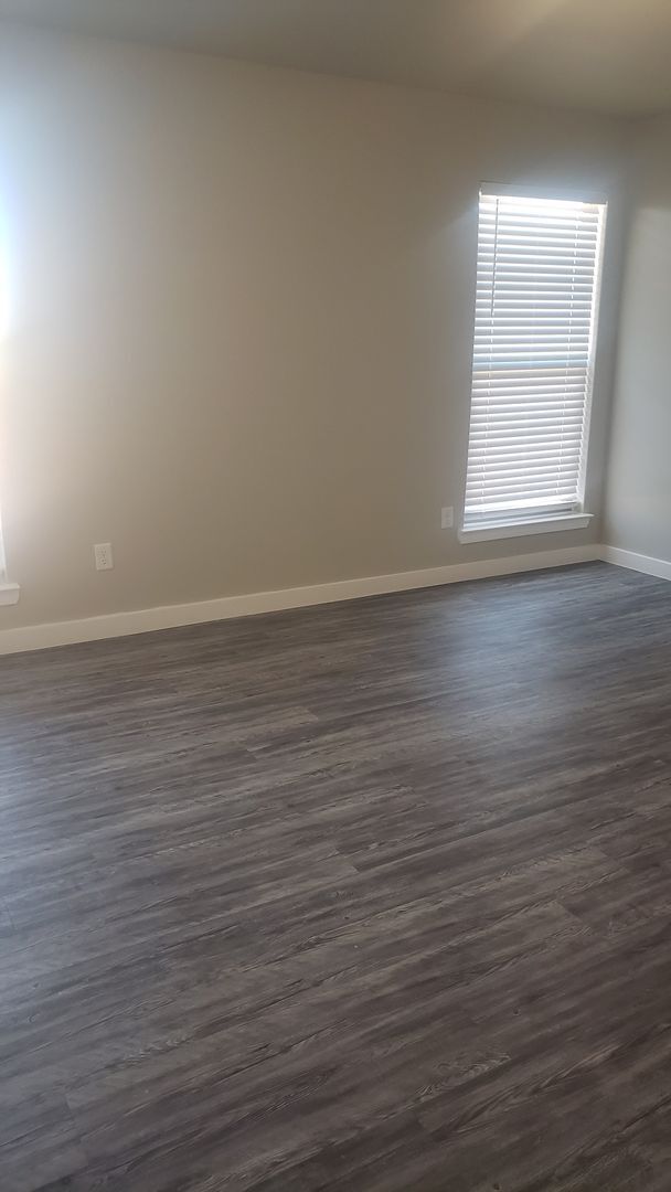 Building Photo - 3 Bedroom 2 bath home!