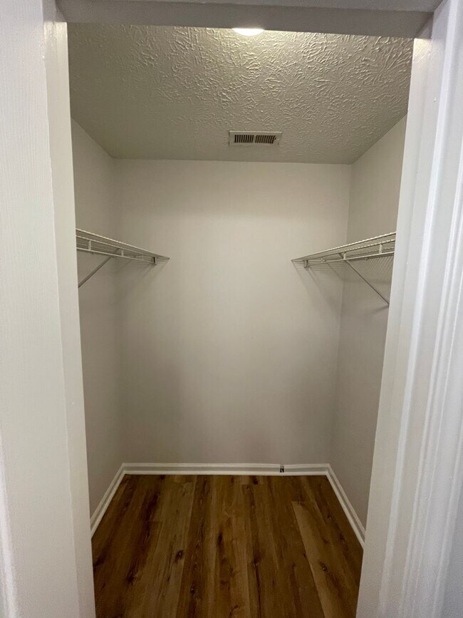 Building Photo - Updated 3/2 House in Silver Creek- $1,495