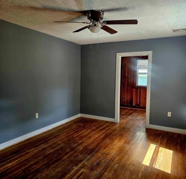 Building Photo - 3 bed house in Fulton Hill! Enjoy the beautiful neighborhood, central hvac, laundry, yard!