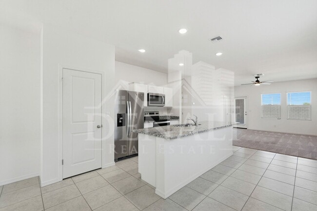 Building Photo - 10941 N 165th Ave
