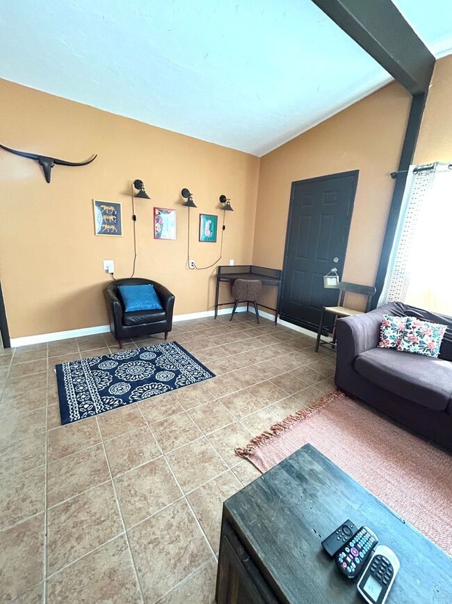 Building Photo - 4 Bedroom 2 Bathroom Home in Quiet Neighborhood