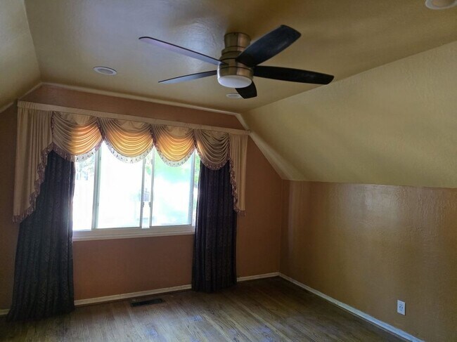 Building Photo - 707 Pierino Ave