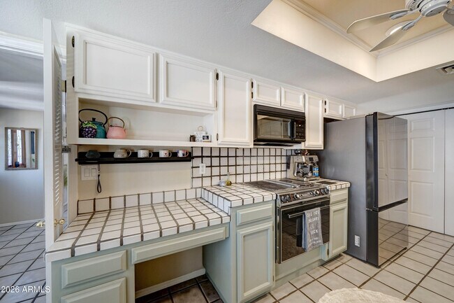 Building Photo - 2511 E Shaw Butte Dr