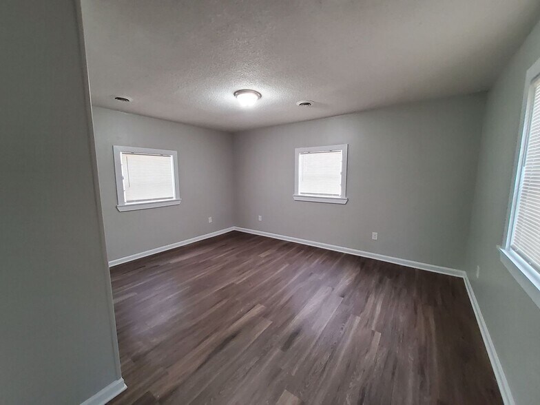 Building Photo - 6884 Ensign Rd