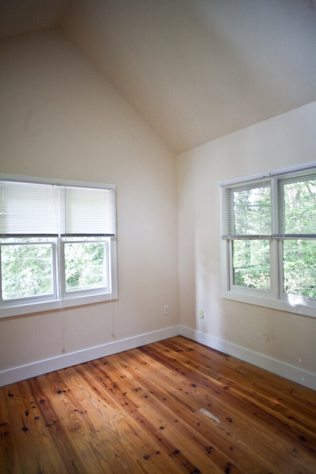 Building Photo - Great house with hardwood floors! Walk to ...