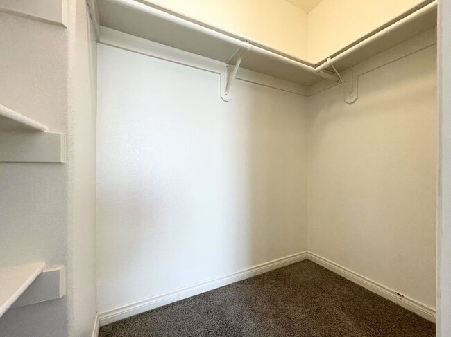 Building Photo - Comfortable  two story single house