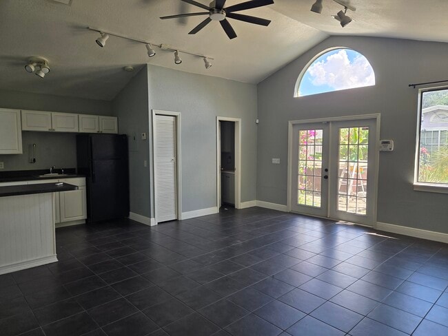 Building Photo - 5632 Pinerock Rd