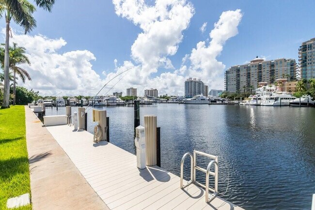 Building Photo - 2760 Yacht Club Blvd
