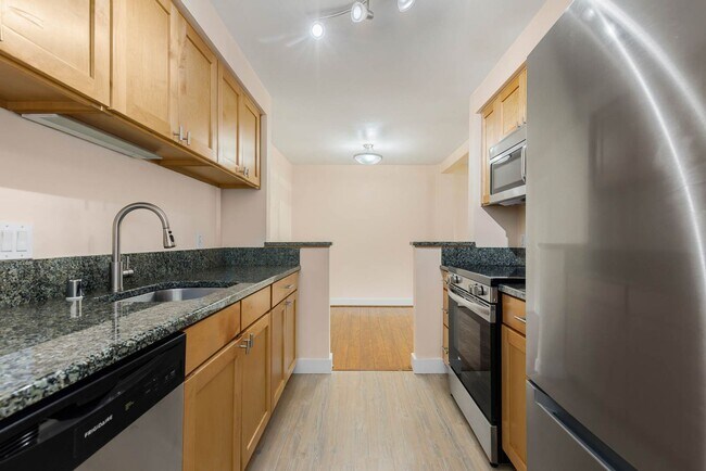 Building Photo - Bright & Updated 2BR Townhome in the Heart of Redmond – Near Light Rail & Marymoor Park