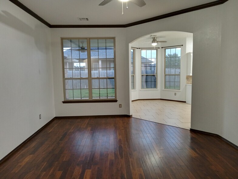 Building Photo - 3300 Marilyn Dr