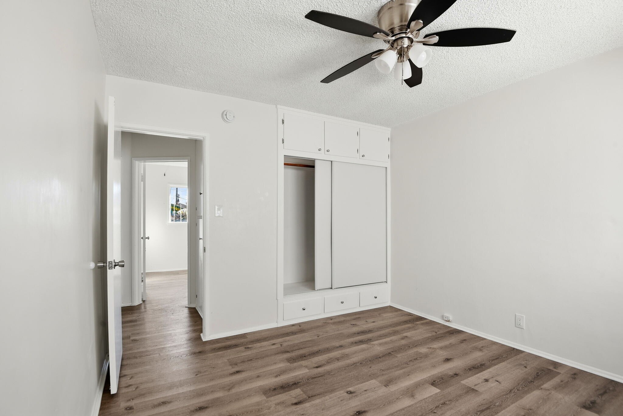 Building Photo - 1112 W 92nd St