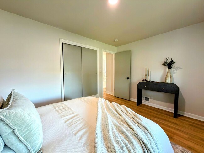 Building Photo - 1023 E Millbert Ave