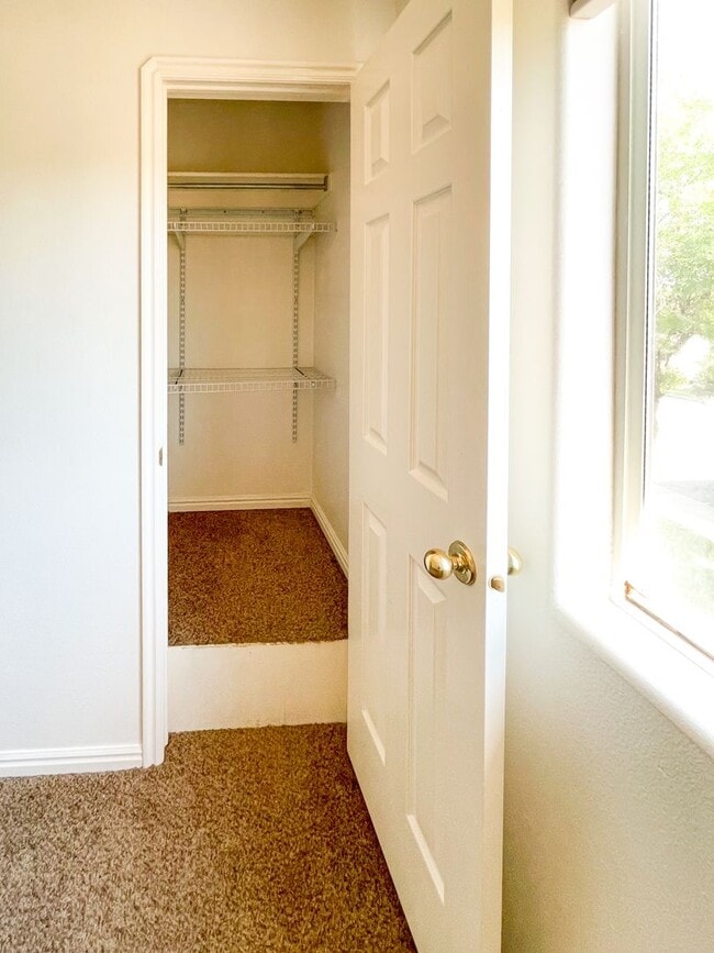 Building Photo - Charming 2 Bedroom Home in Prime Location Near Schools & Shopping