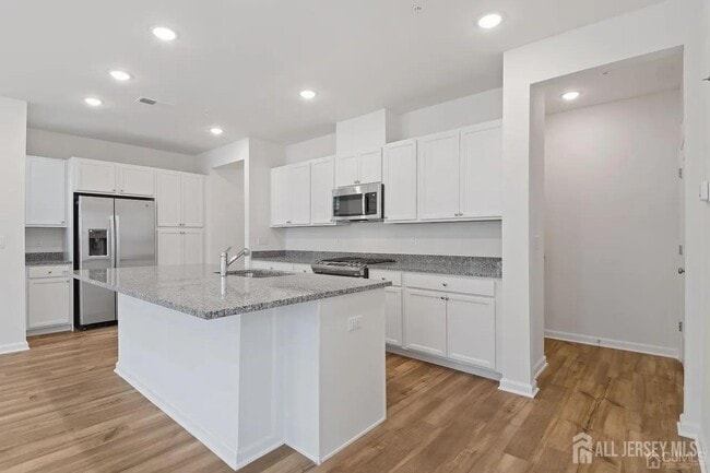 Building Photo - 735 Station Rd