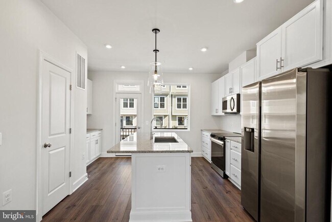 Building Photo - 596 Watermans Dr