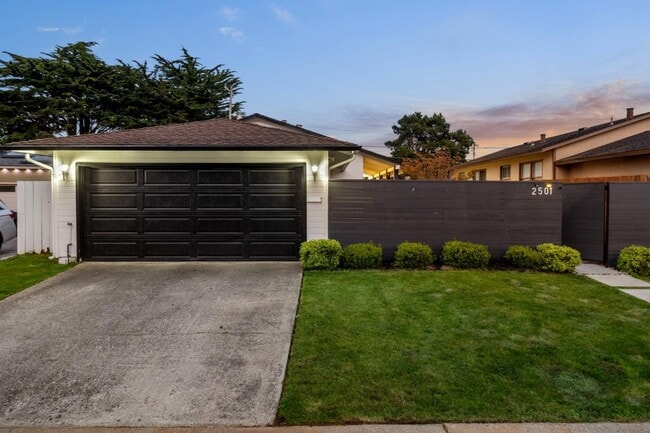 Building Photo - 2501 Fleetwood Dr