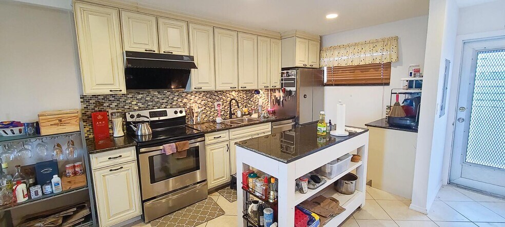 Building Photo - 2724 Garden Dr S