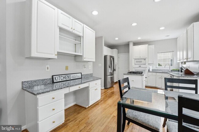 Building Photo - 6355 Willowfield Way