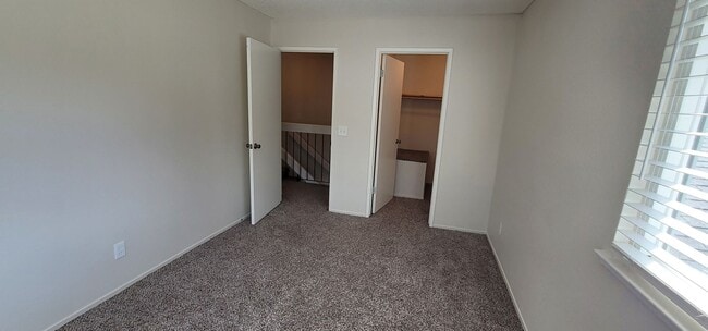 Building Photo - Beautifully Updated 2 Story Unit