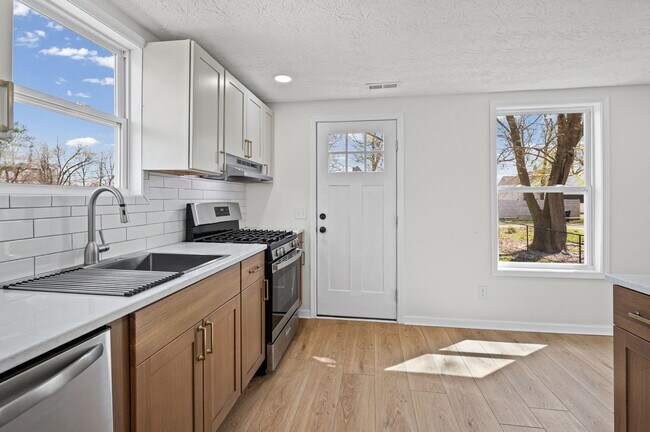 Building Photo - COMPLETELY RENOVATED 4BR HOME - MOVE-IN SPECIAL