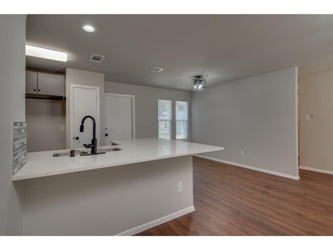 Building Photo - 606 Elderberry Cove