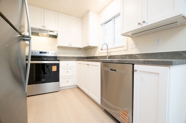 Building Photo - Fully Renovated 2 Bedroom in the Heart of ...