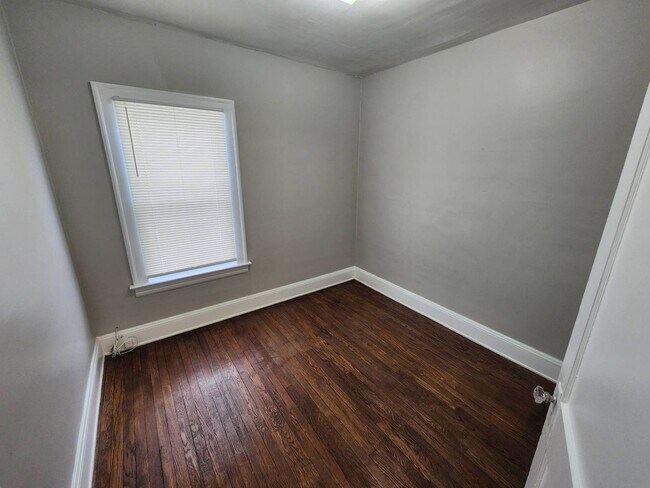 Building Photo - 8006 Laumar Ave