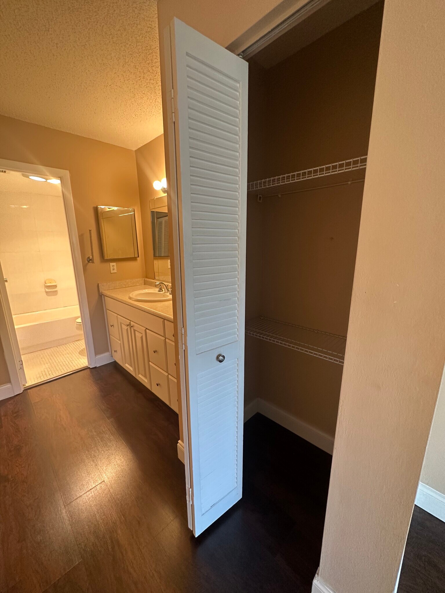 Building Photo - 4158 Inverrary Dr