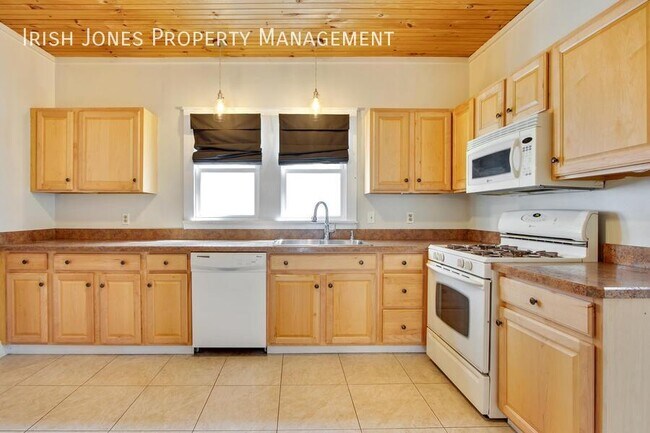 Building Photo - 2829 South Park Ave