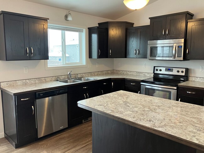 Building Photo - 4 Bed 3 Bath