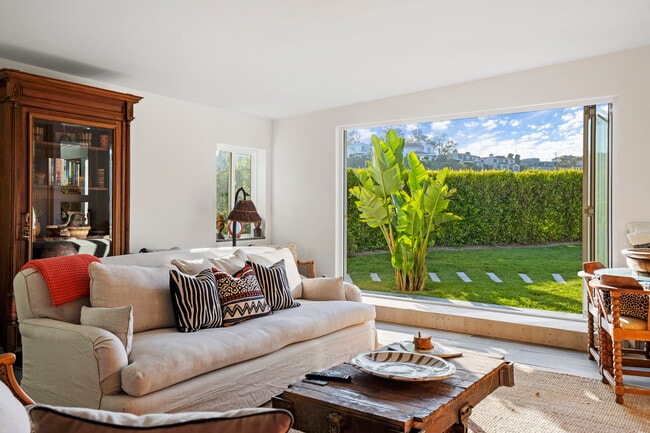 Building Photo - 6363 ZUMIREZ Dr