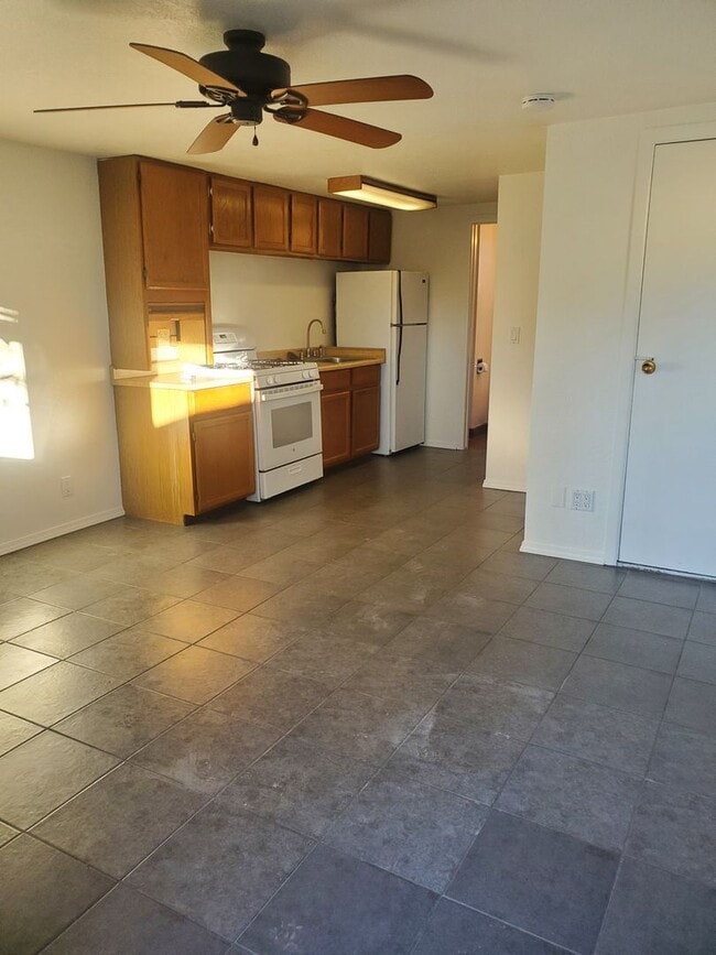 Building Photo - Charming Oak View Studio