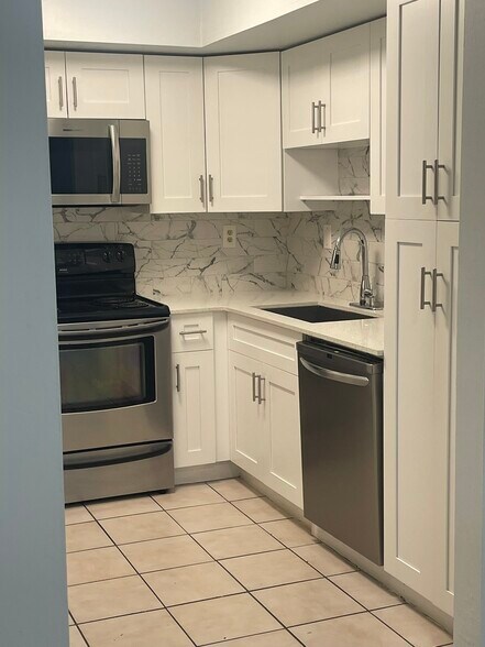 Building Photo - 8820 SW 123rd Ct