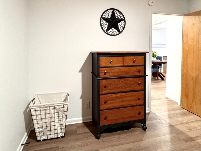 Building Photo - 1305 9th St W