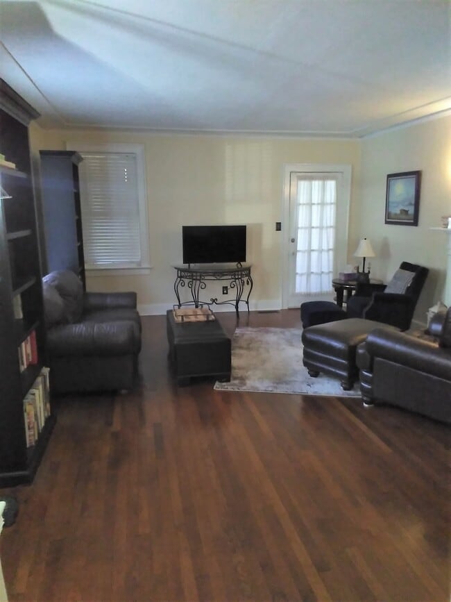 Building Photo - 707 Columbus Dr