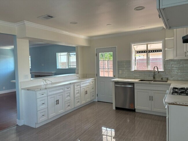 Building Photo - 5 Bedroom 4 Bath House in Garden Grove