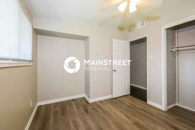 Building Photo - 3 Bedroom Pet-Friendly Home in FLORISSANT, MO with Main Street Renewal