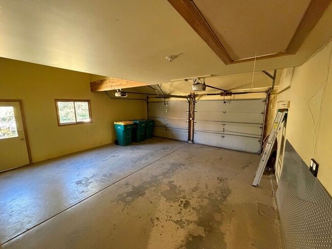 Building Photo - 3 Bedroom 2.5 Bath Home with 2 Car Garage ...