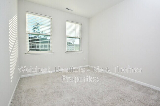 Building Photo - 1043 Manorhaven Dr