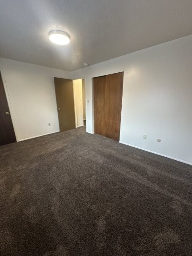 Building Photo - 700 700 W