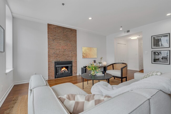 Building Photo - 128 Bright St