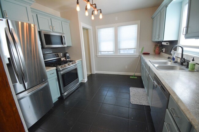 Building Photo - Updated 3 Bed, 1 Bath Home Near Downtown & Soldiers Field