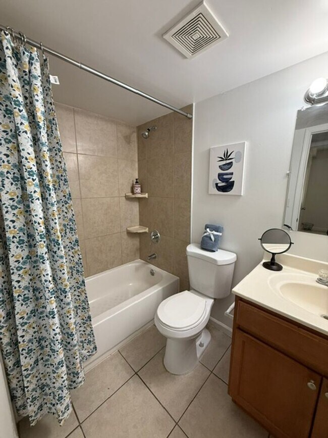 Building Photo - 2 Bed 1 Bath Spacious Apartment
