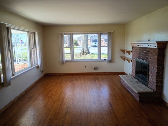 Building Photo - 395 W Newport Rd