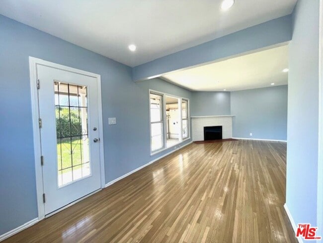 Building Photo - 7330 W 89th St