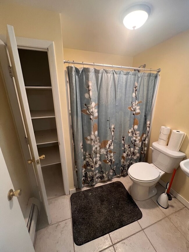 Building Photo - Do not pay for Heat or Hot Water, this beautiful condo has them included for you!