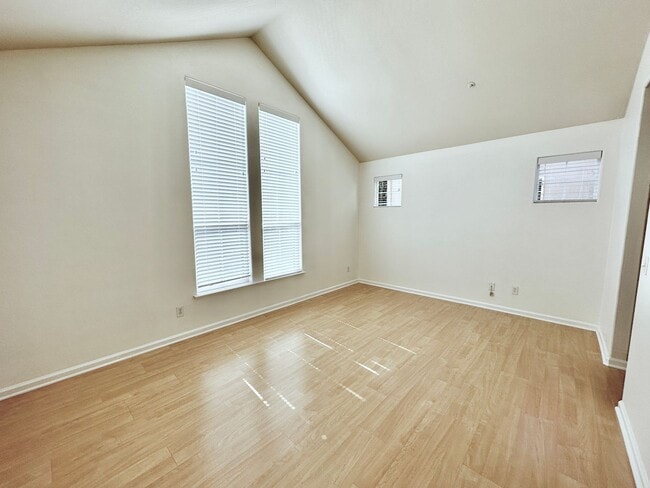 Building Photo - Hamilton 3+bd/2.5bth Townhome w/Den