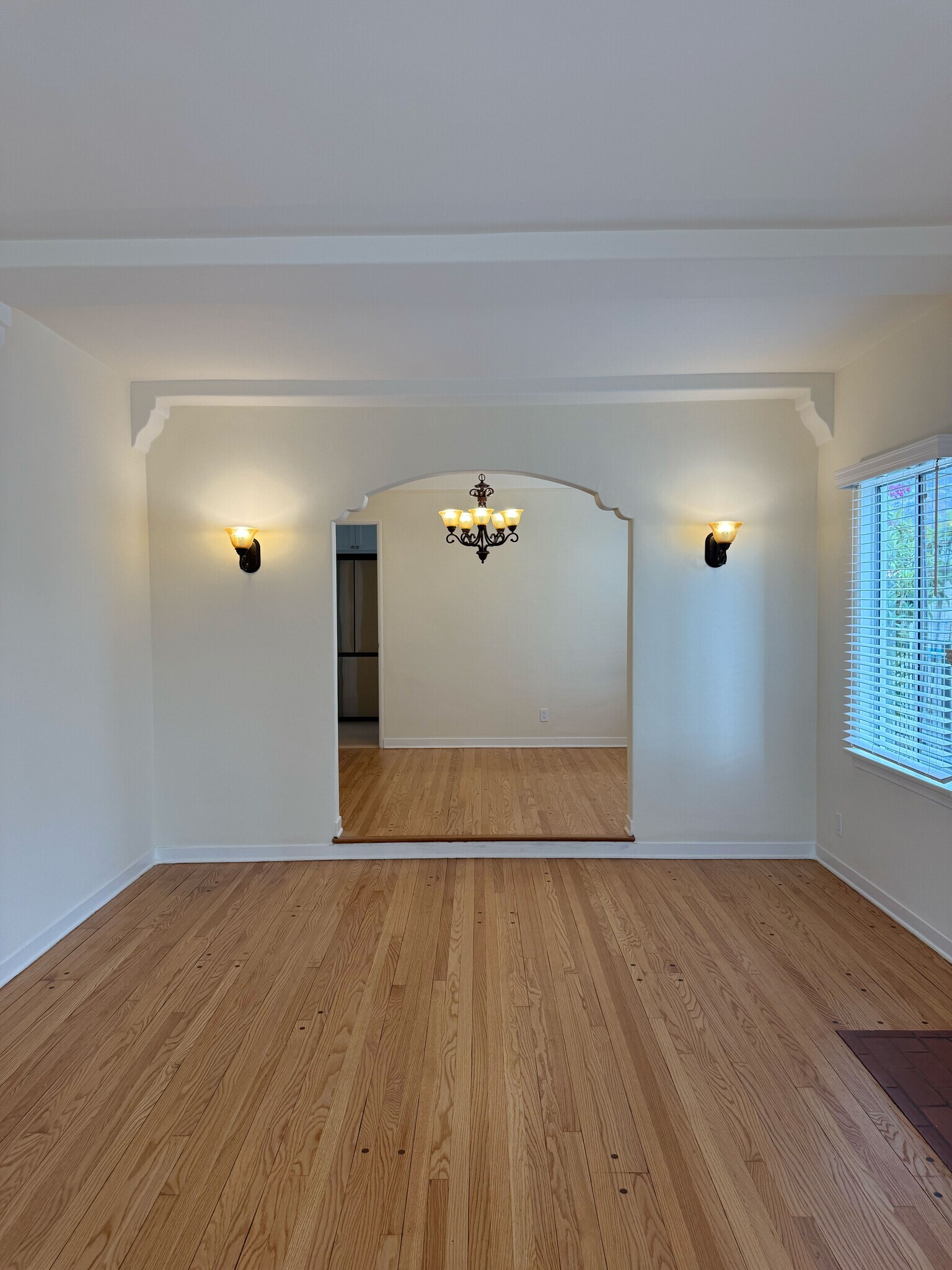 Building Photo - 617 W Glenoaks Blvd