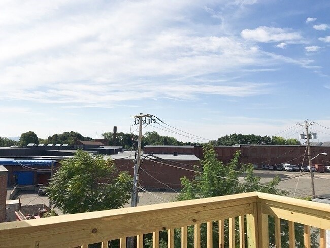 Building Photo - 1020 Fellsway